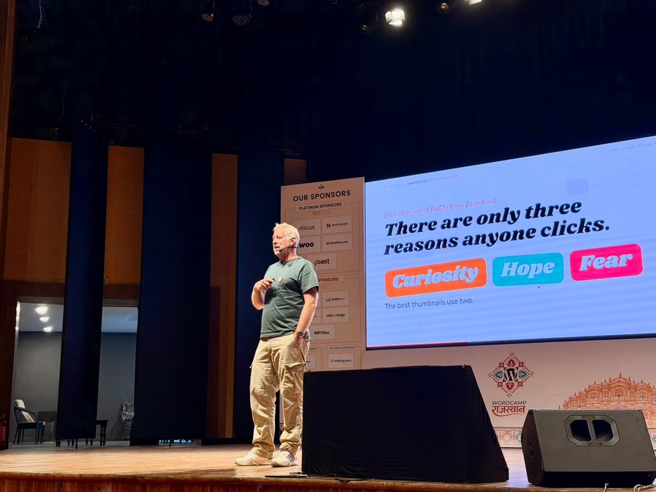 Jamie Marsland presenting at WordCamp Rajasthan, with a slide about curiosity, hope and fear.